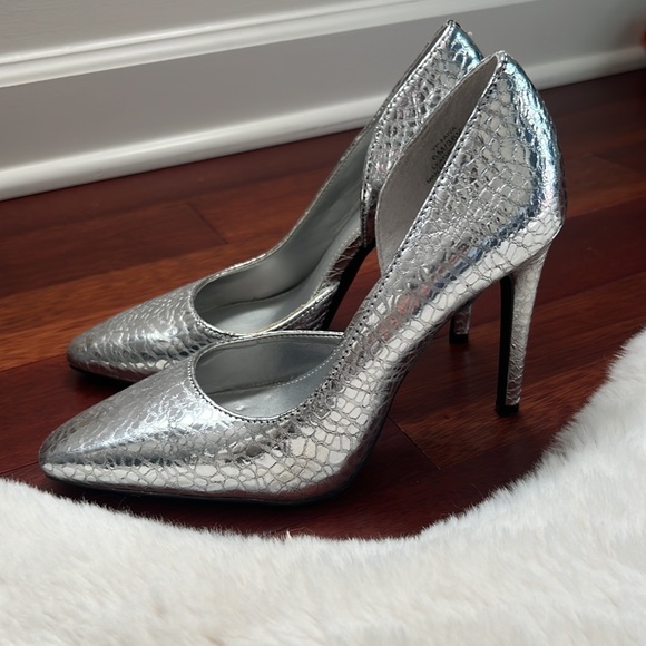 Vince Camuto Silver Faiva Pumps Size 6 EUC - Picture 1 of 10